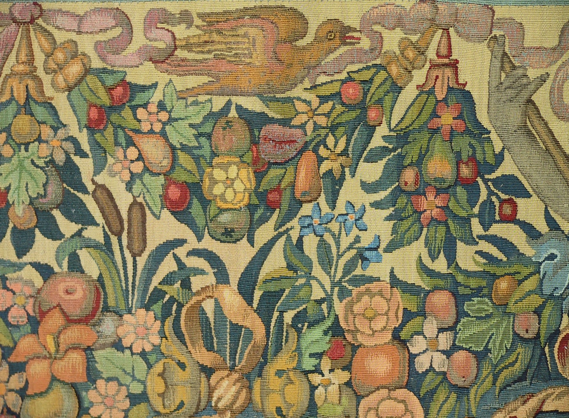 Detail bovenrand met vogel