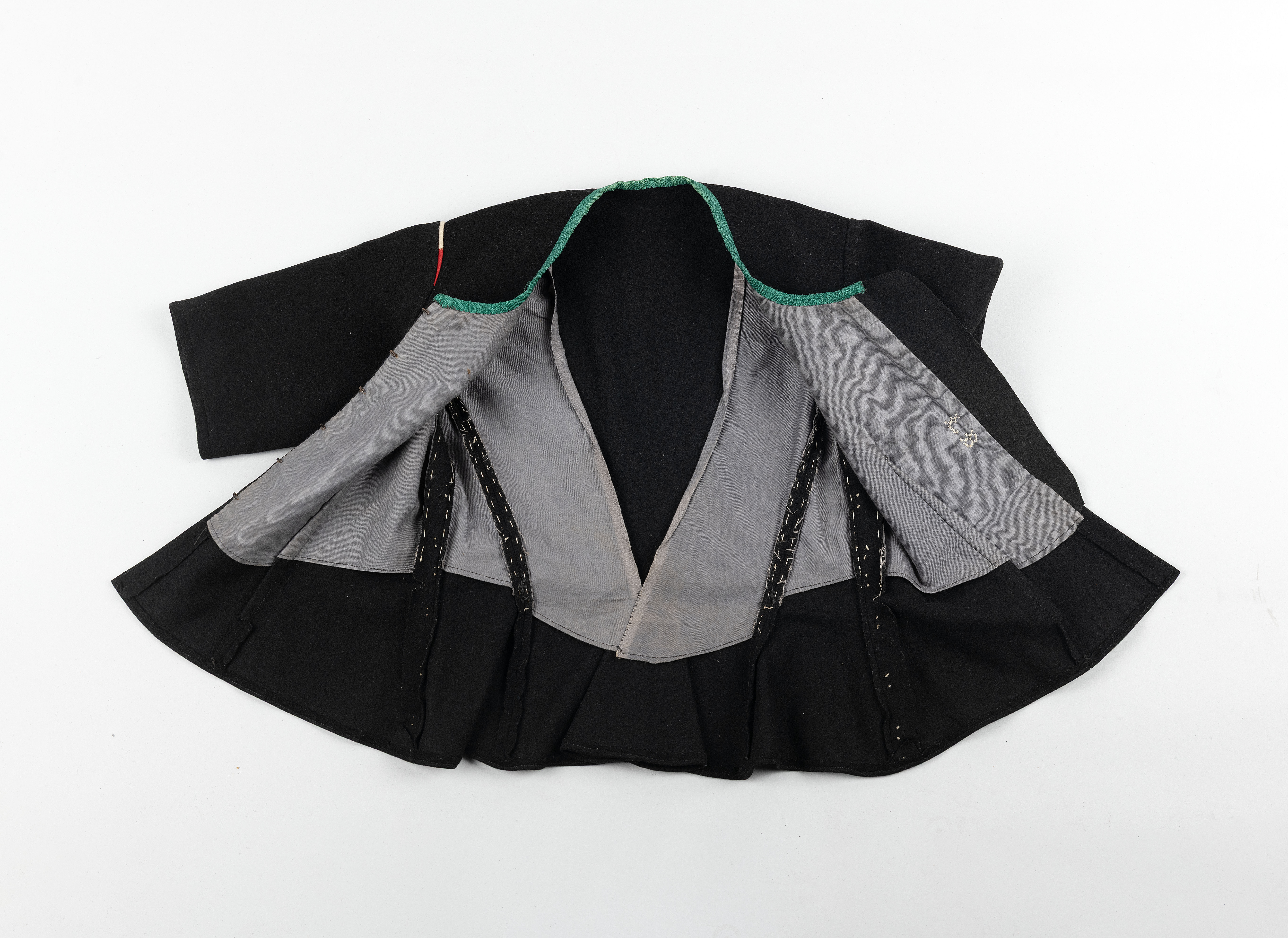 Binnenkant kostuum Burgerweeshuis met weesteken 1880-1916, collectie Zeeuws Genootschap - foto Anda van Riet