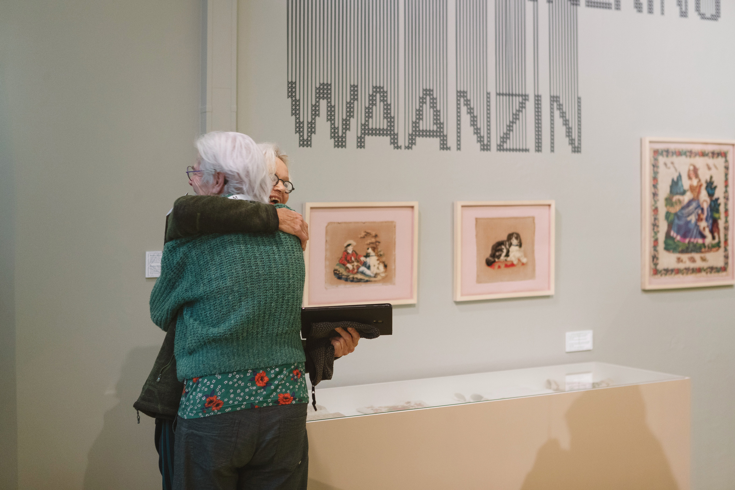 Bezoeker in de tentoonstelling DARN