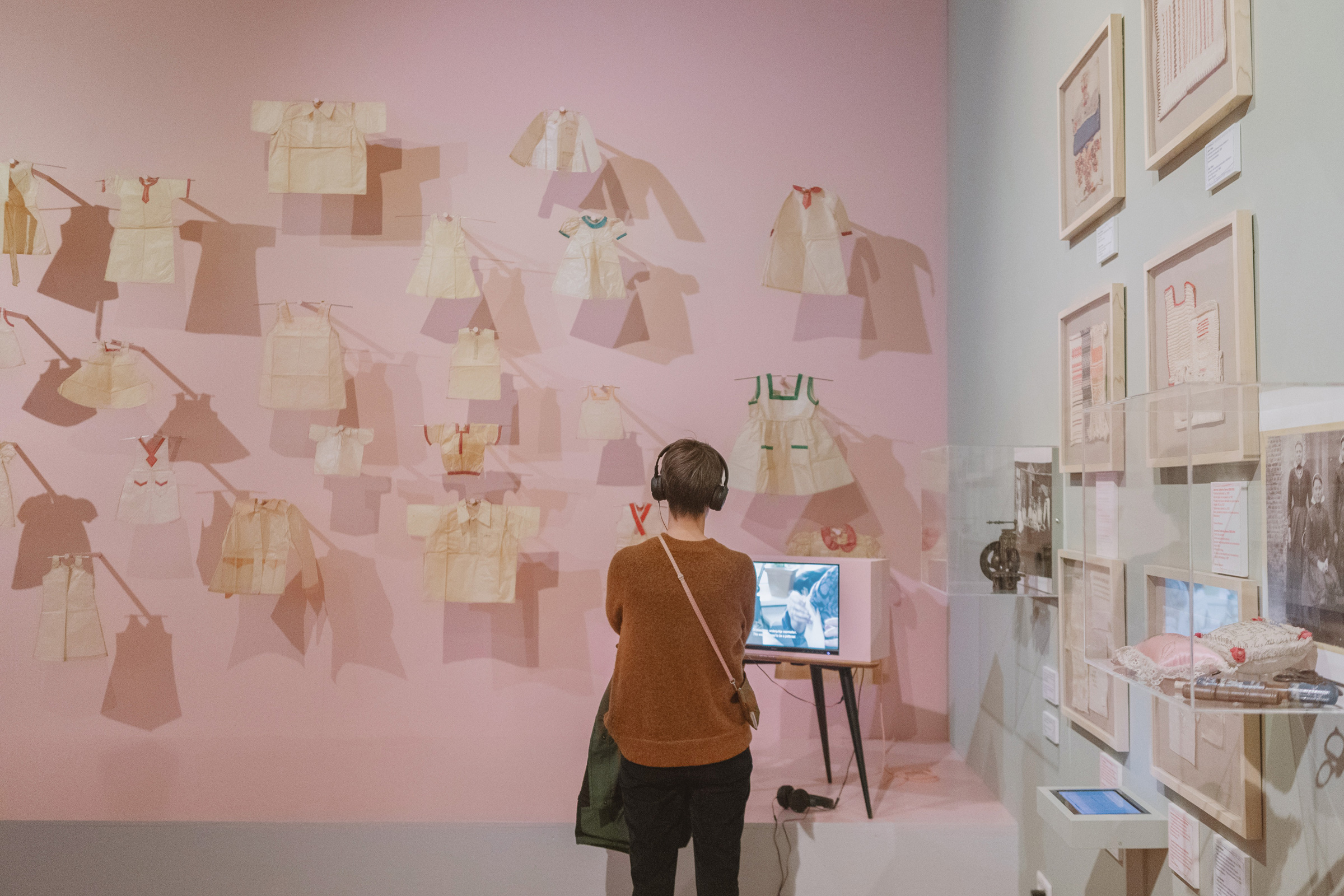 Bezoeker in de tentoonstelling DARN