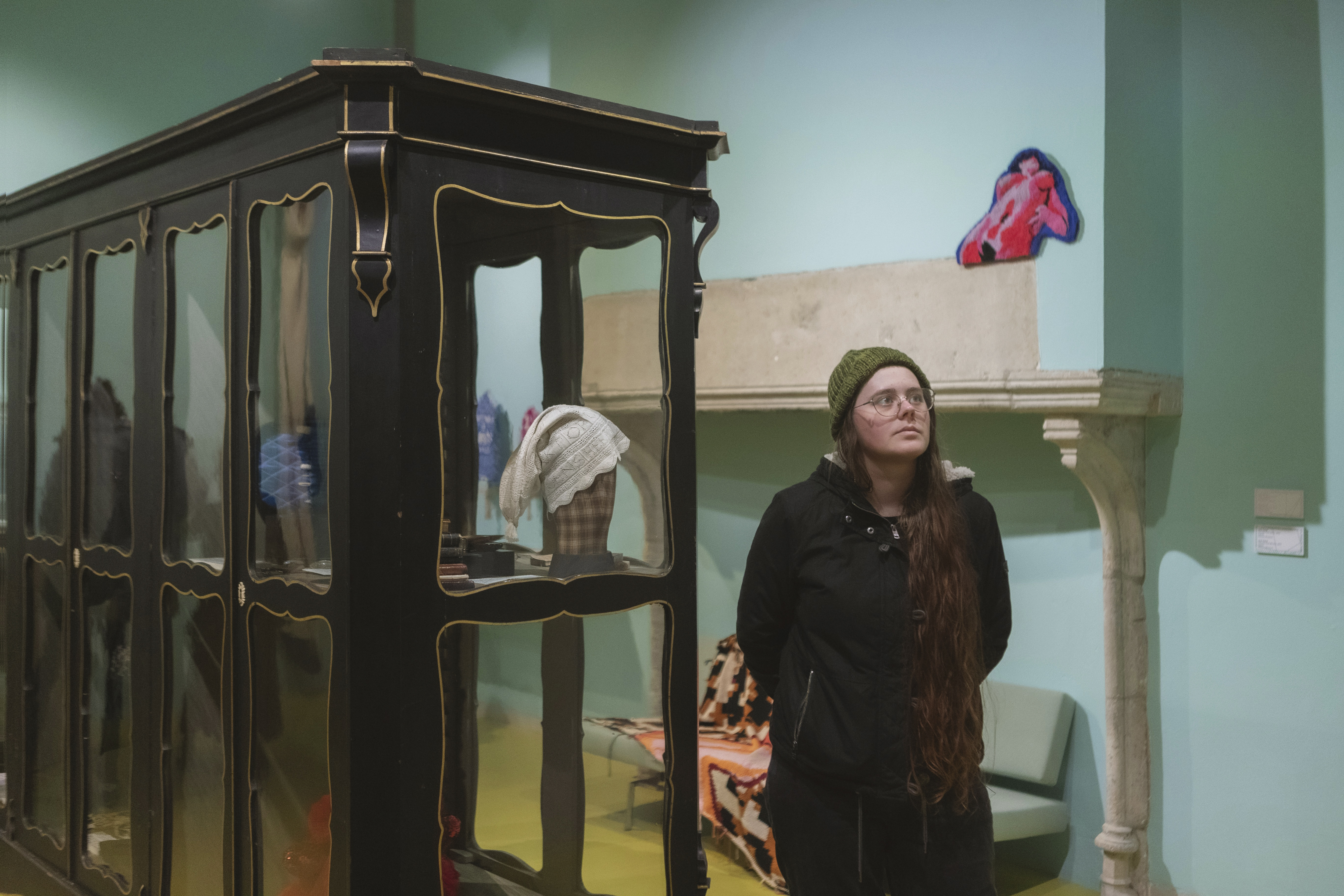 Bezoeker in tentoonstelling DARN - foto door Viorella Luciana