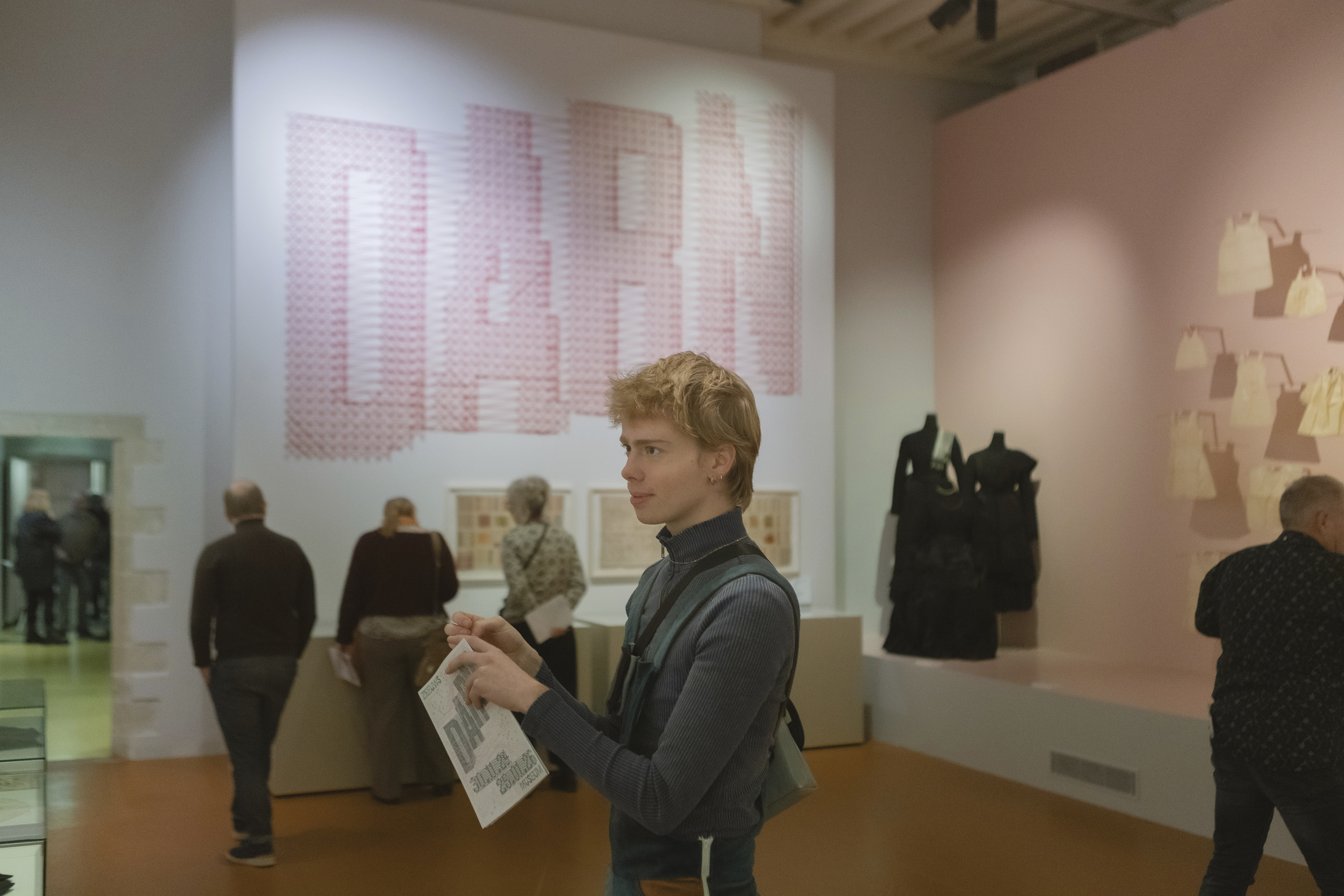 Bezoeker in tentoonstelling DARN - foto door Viorella Luciana