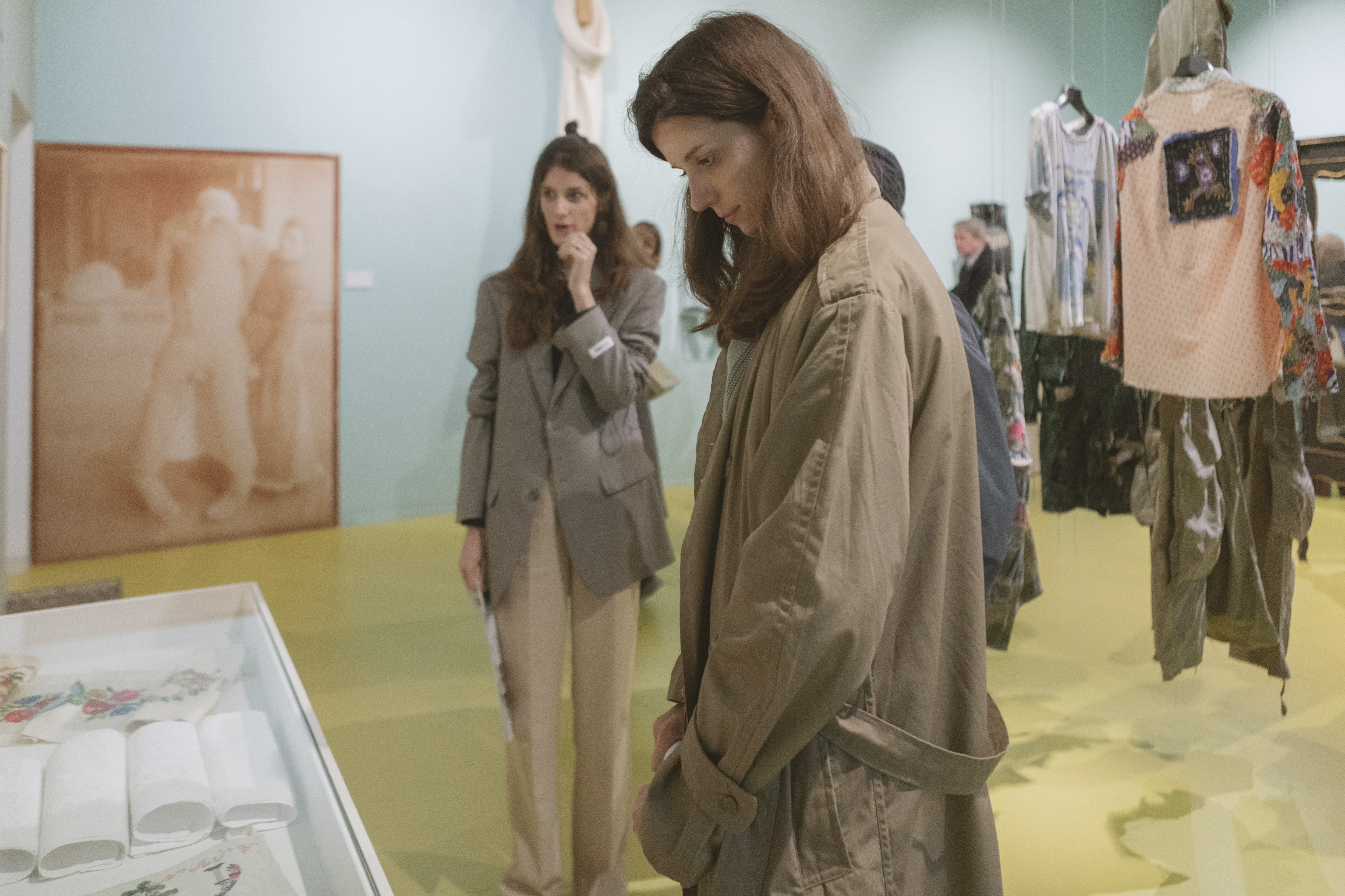 Bezoeker in tentoonstelling DARN - foto door Viorella Luciana