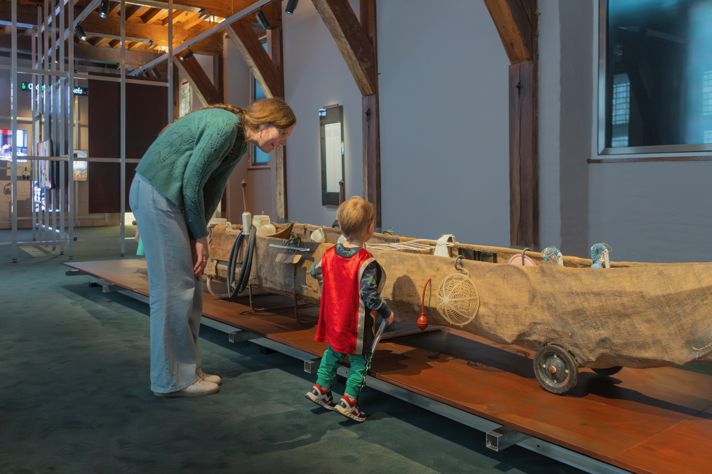 Bezoekers in Hebben, hebben, hebben - foto Viorella Luciana