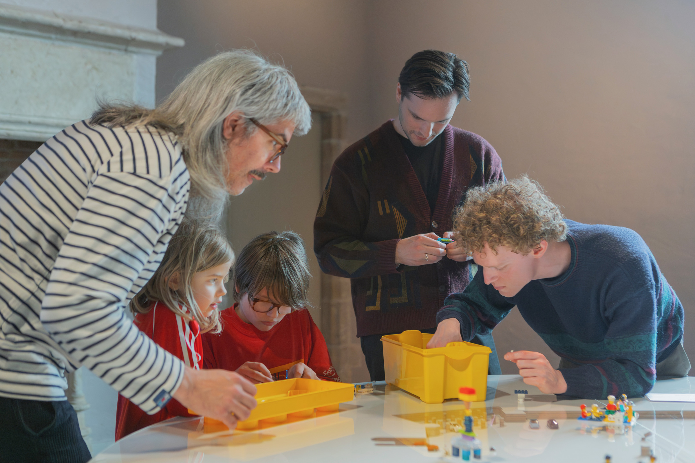 Bezoekers in eenZM Open atelier - foto Viorella Luciana