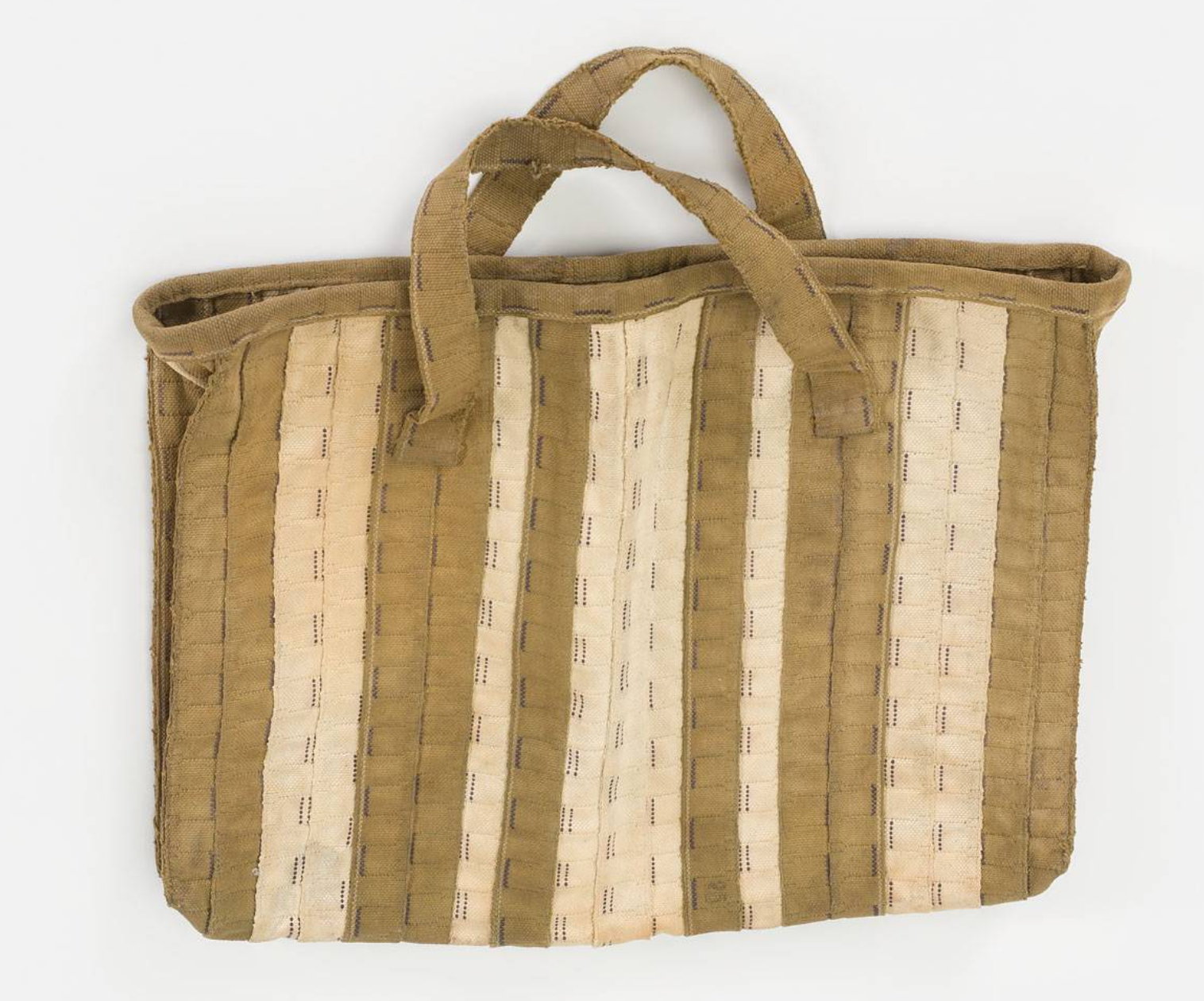 Jane en Maatje Simonse, tas gemaakt uit munitiepatroonbanden, ca 1945, collectie Bevrijdingsmuseum - foto Chris Booms