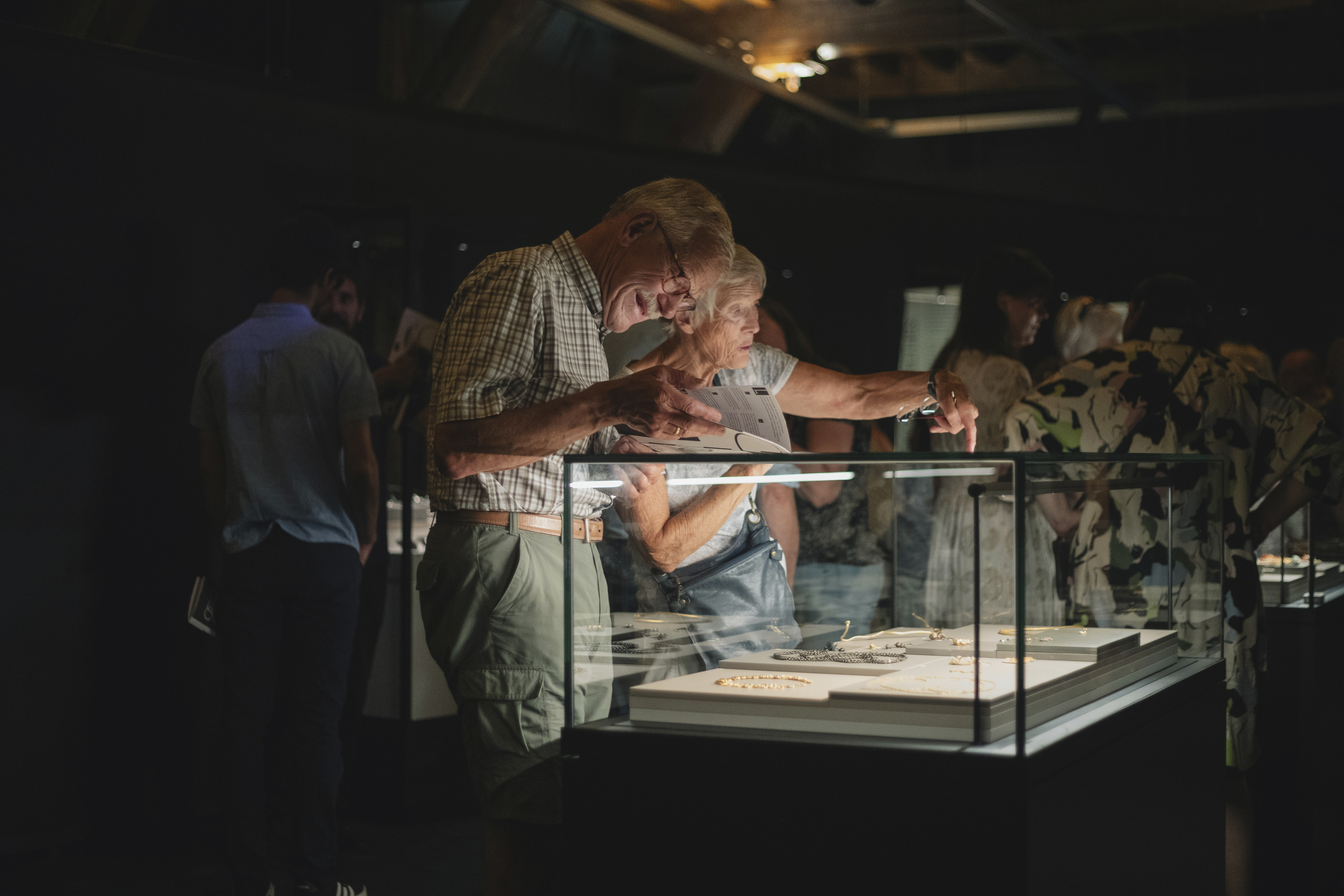 Bezoeker in de tentoonstelling Bodemjuweeltjes
