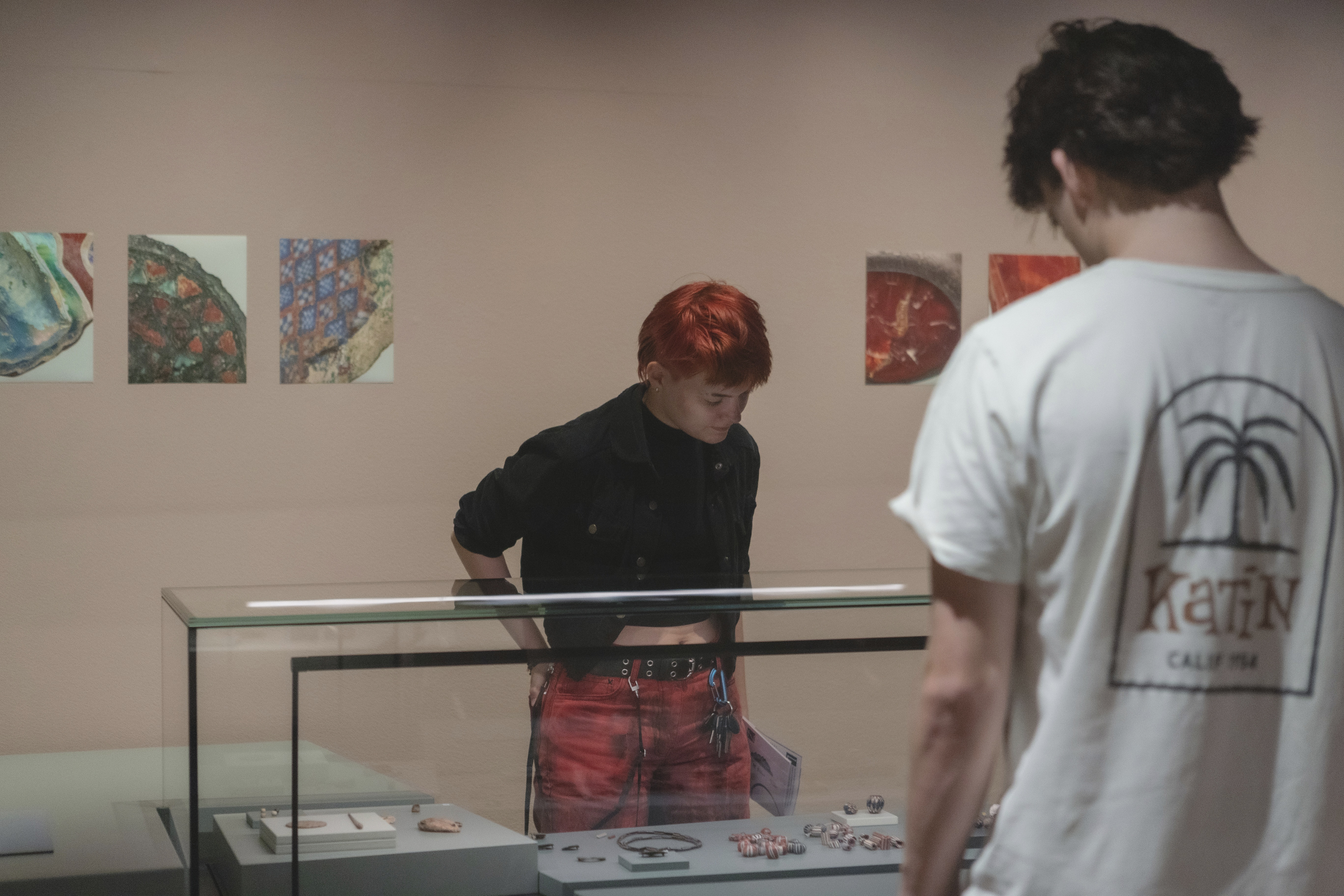 Bezoeker in de tentoonstelling Bodemjuweeltjes