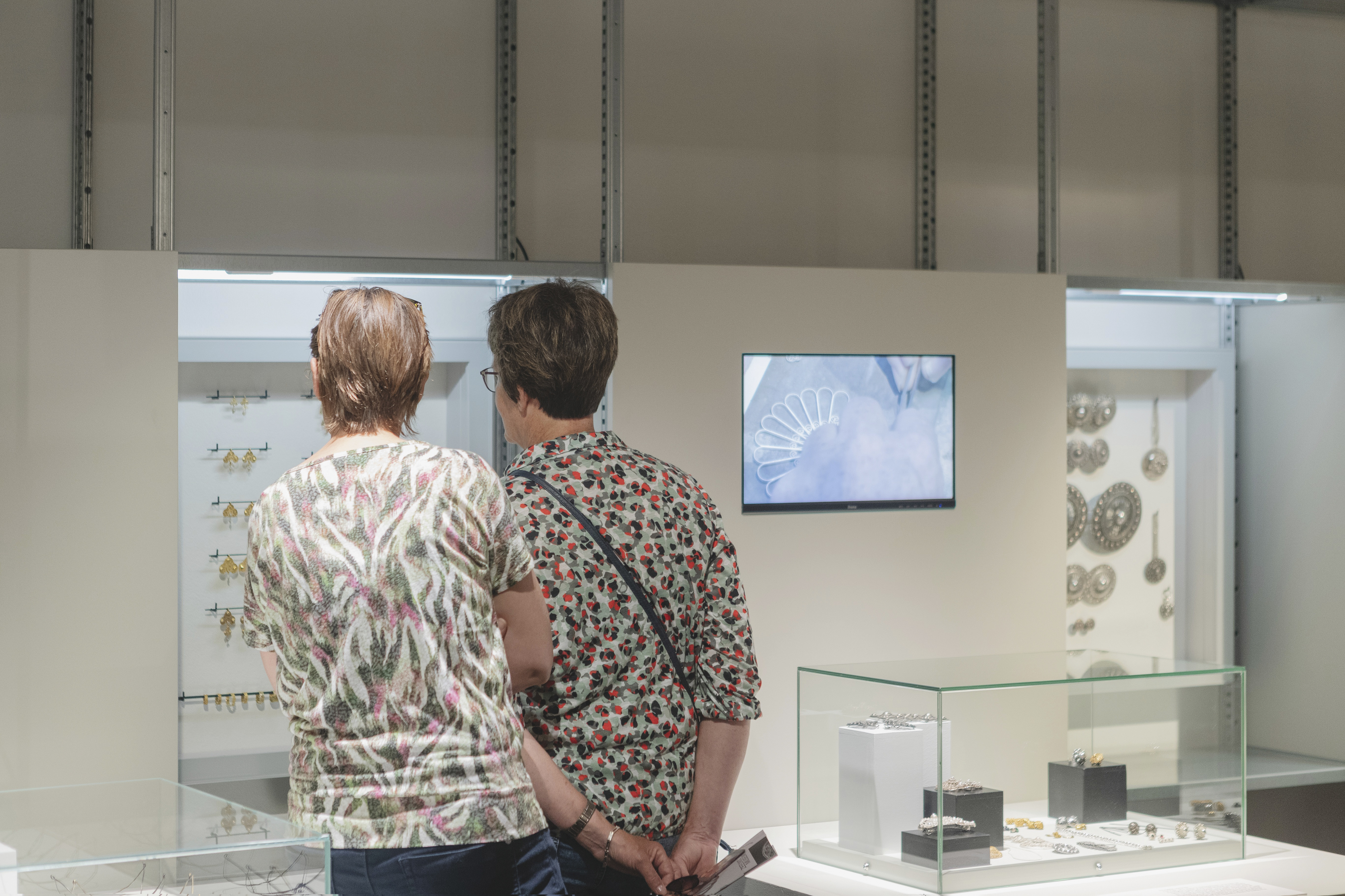 Bezoeker in de tentoonstelling Bodemjuweeltjes