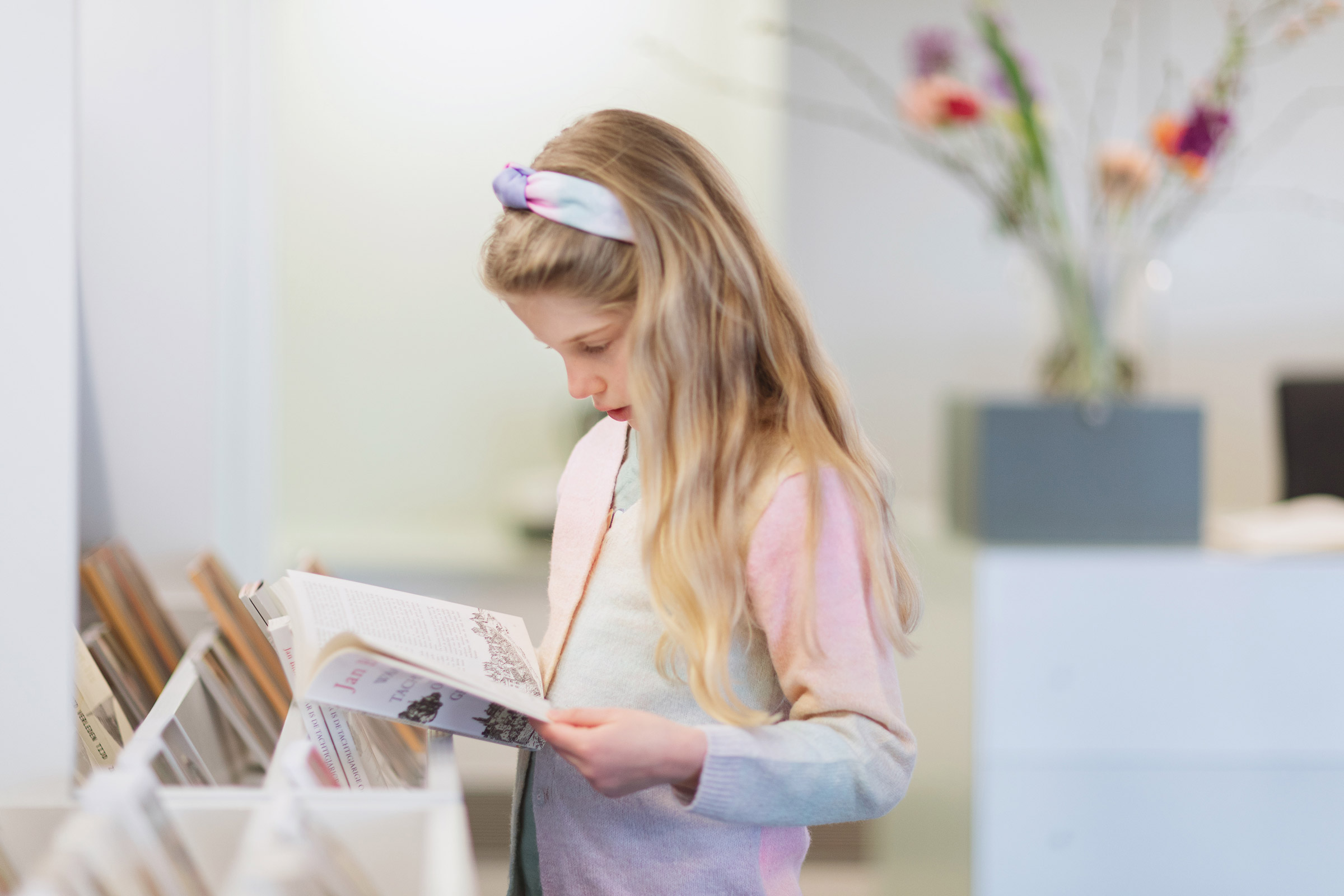 Bezoeker leest boek in ZMshop - foto Viorella Luciana